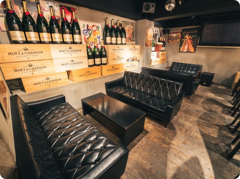 バースマイルライフのソファ席