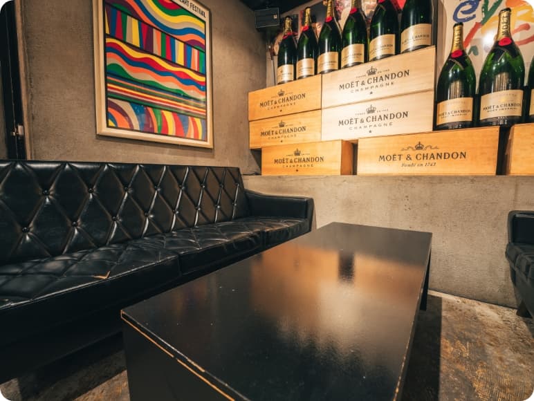 バースマイルライフのソファ席